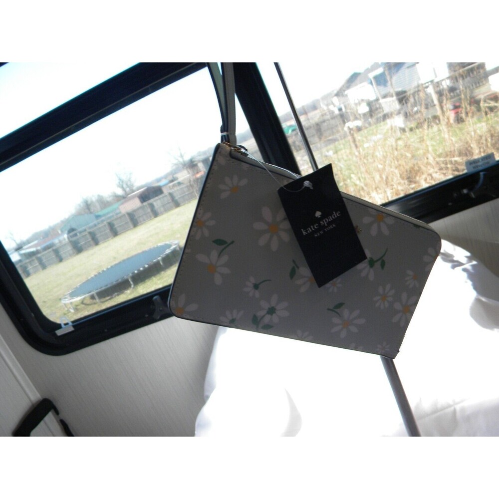 NWT Kate Spade NY med wristlet Scattered Daisys Zippered